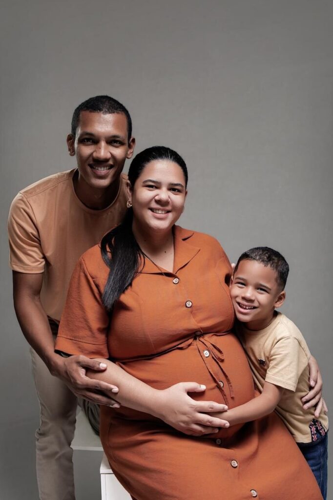 Pastor Anderson Felipe and Vládia Vivianne with their children in São Paulo do Potengi