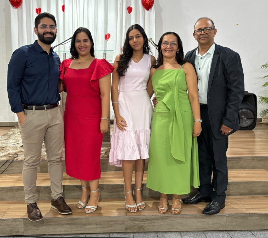 Pastor Iranildo and Socorro with their family in Campo Redondo