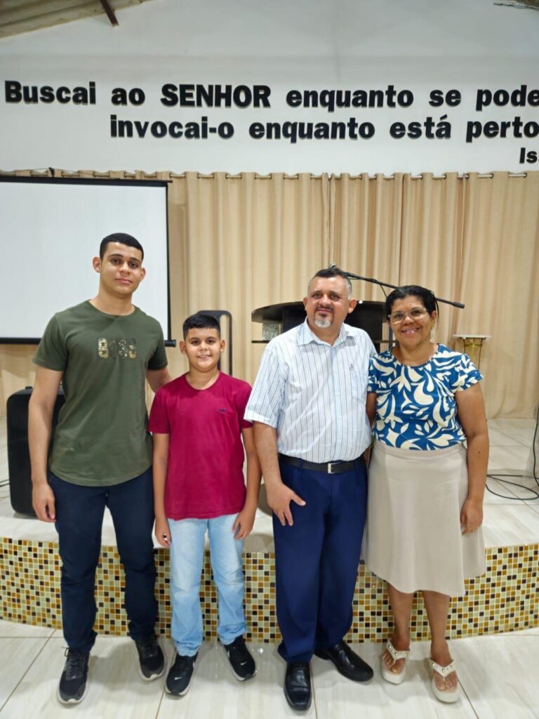 Pastor Luís Pereira and Aldeneide with their family in Coronel Ezequiel