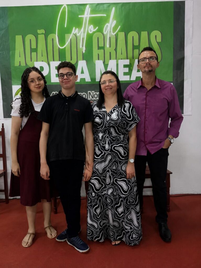 Pastor Márcio Maciel and Luzivânia with their family in Lajes Pintadas
