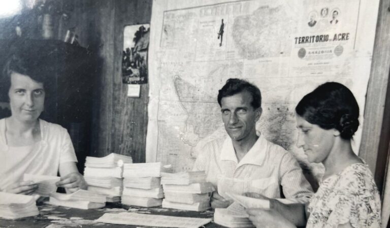 Costurando hinários à mão: Margaret, William e Mollie